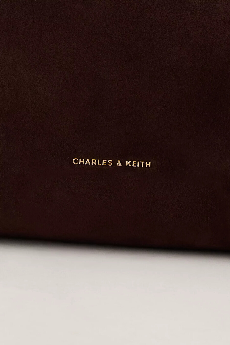 charles keith xl arlet tragetasche aus recyceltem wildleder
