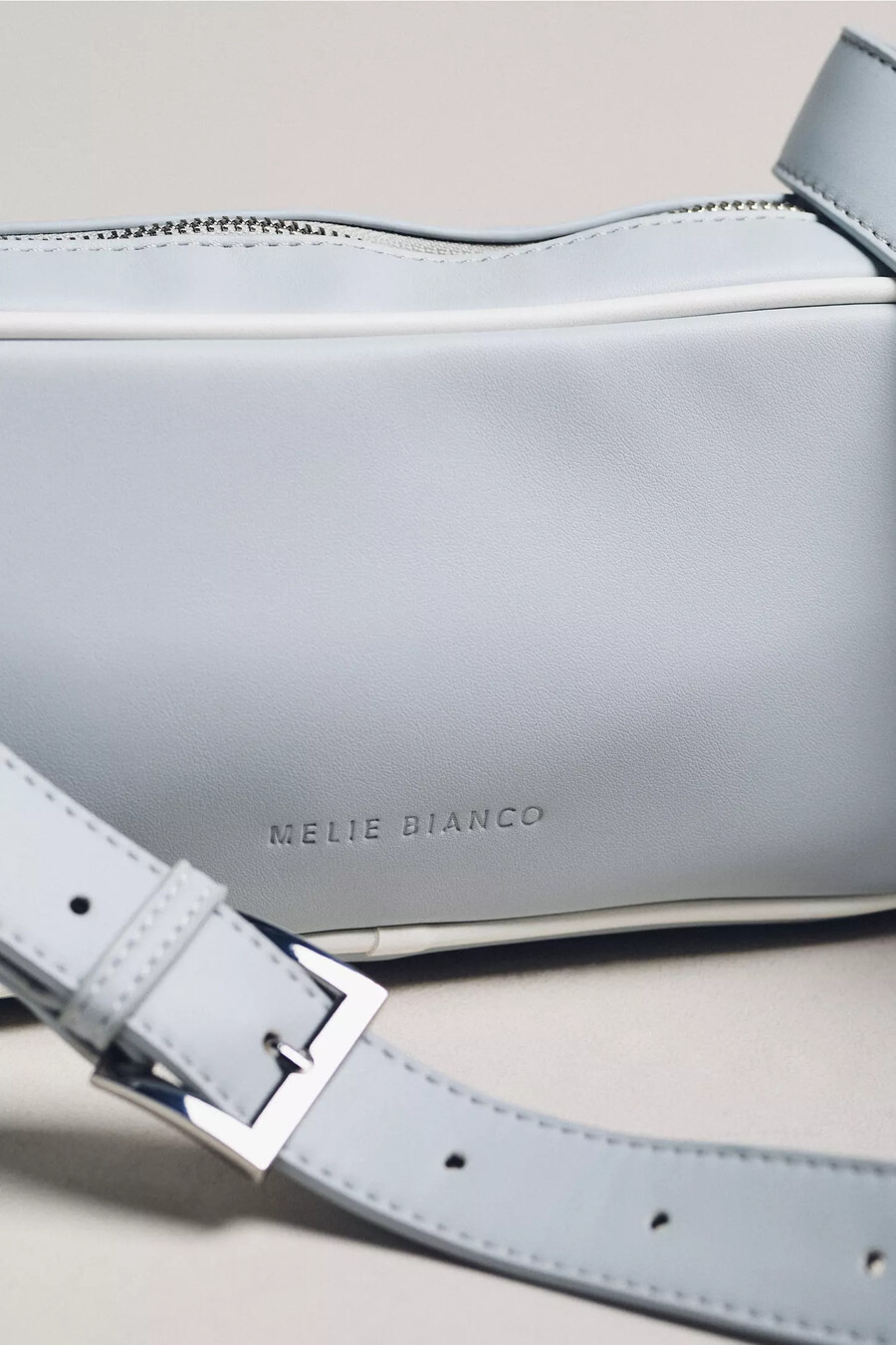 melie bianco sportliche schultertasche aus veganem leder