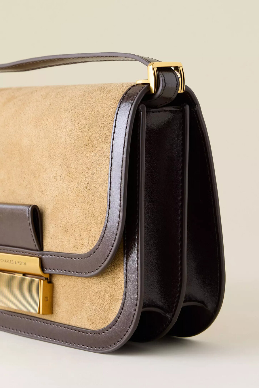 charles keith charlot umhängetasche aus recyceltem wildleder