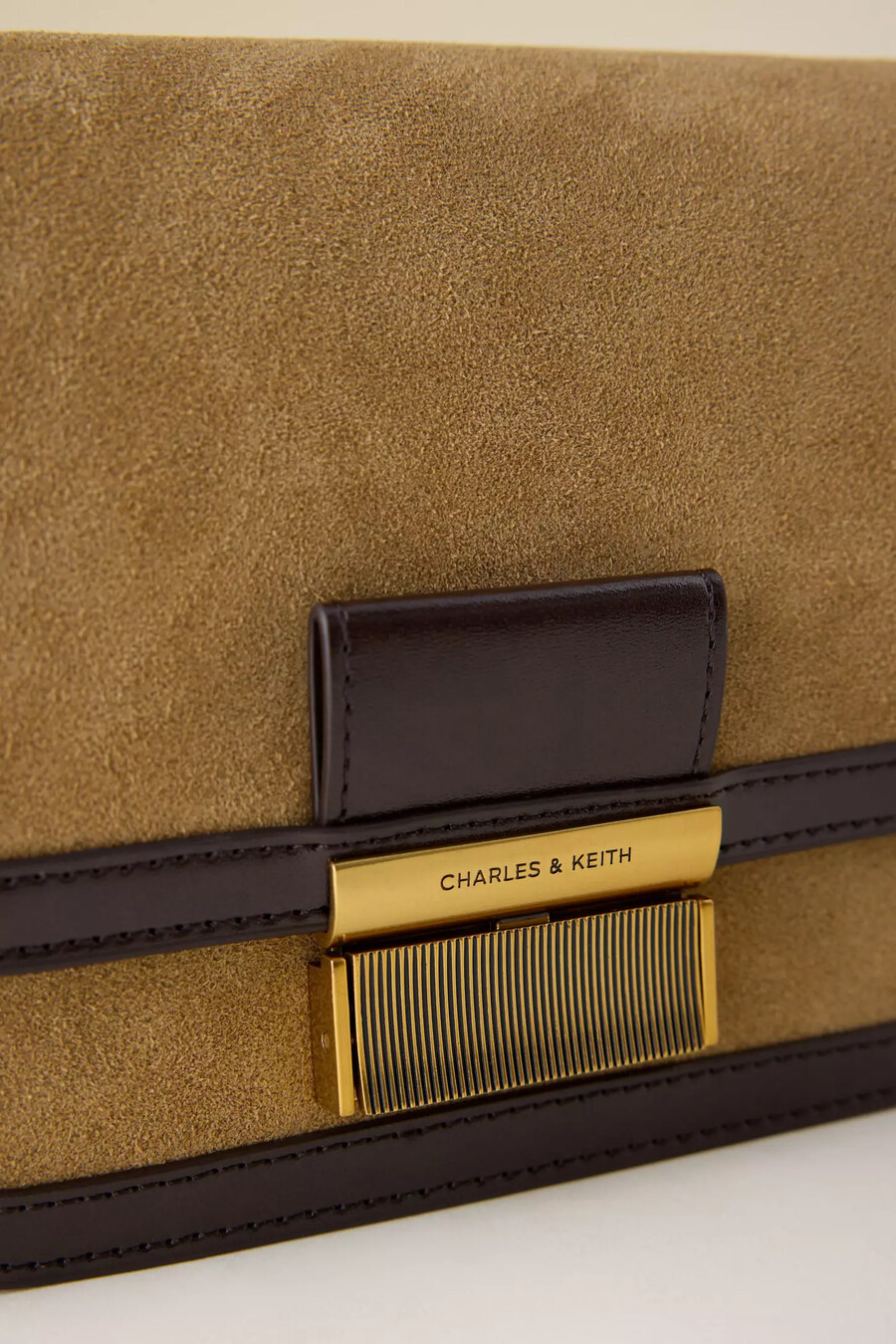 charles keith charlot umhängetasche aus recyceltem wildleder
