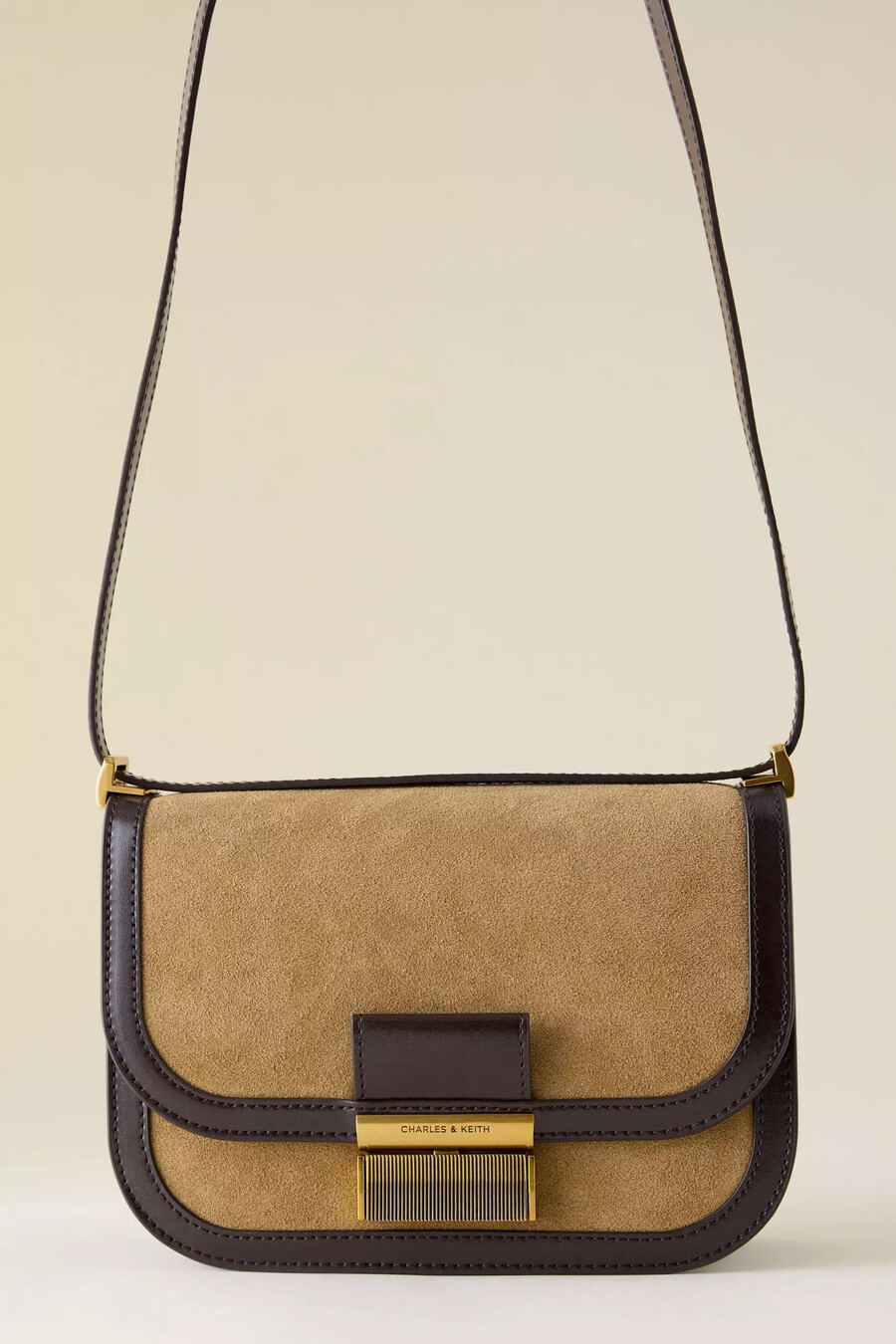 charles keith charlot umhängetasche aus recyceltem wildleder