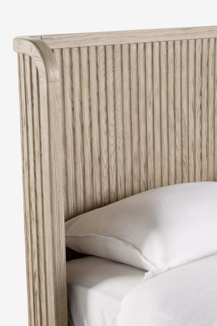 das isla-bett aus geriffeltem holz