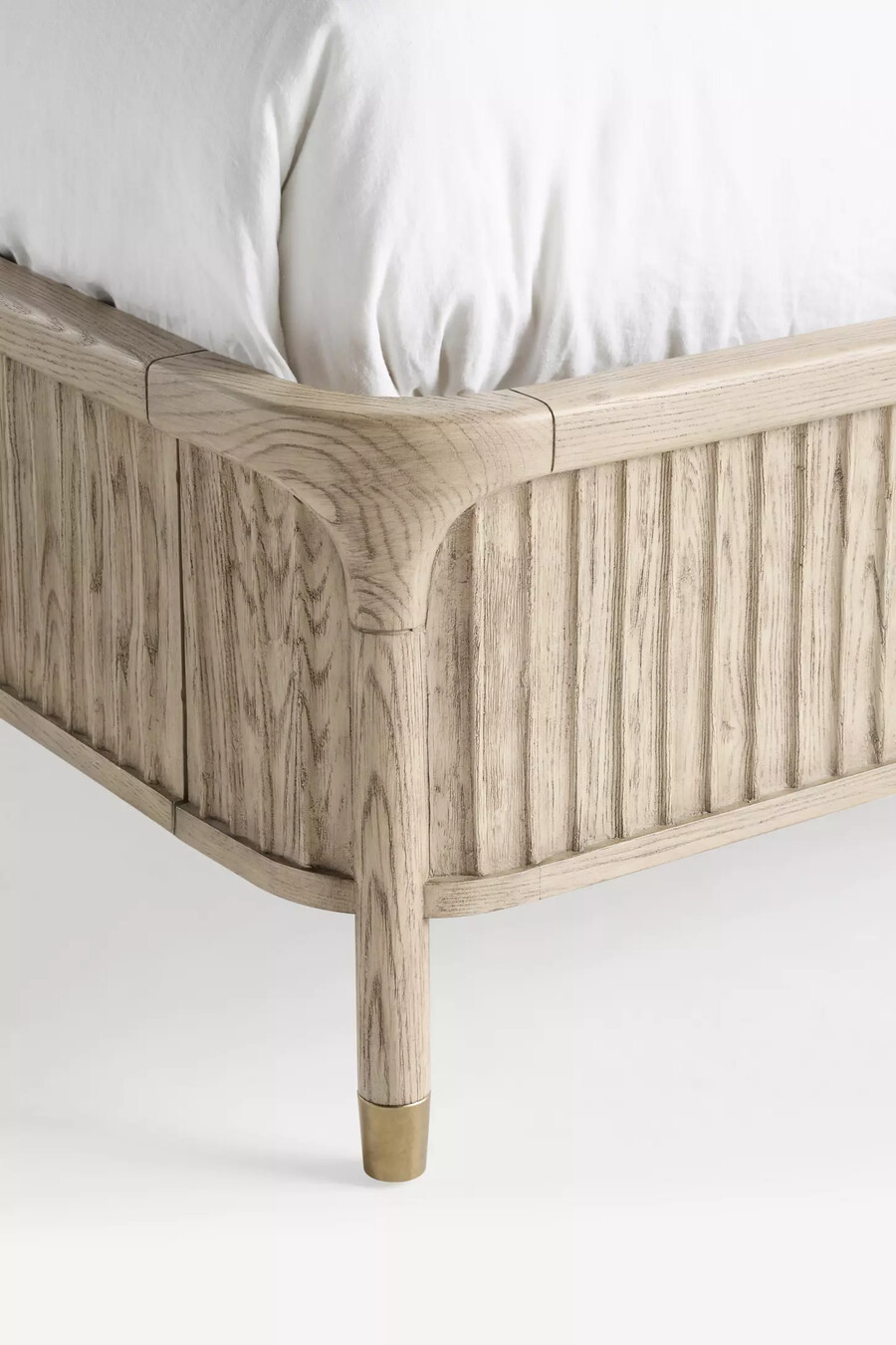 das isla-bett aus geriffeltem holz