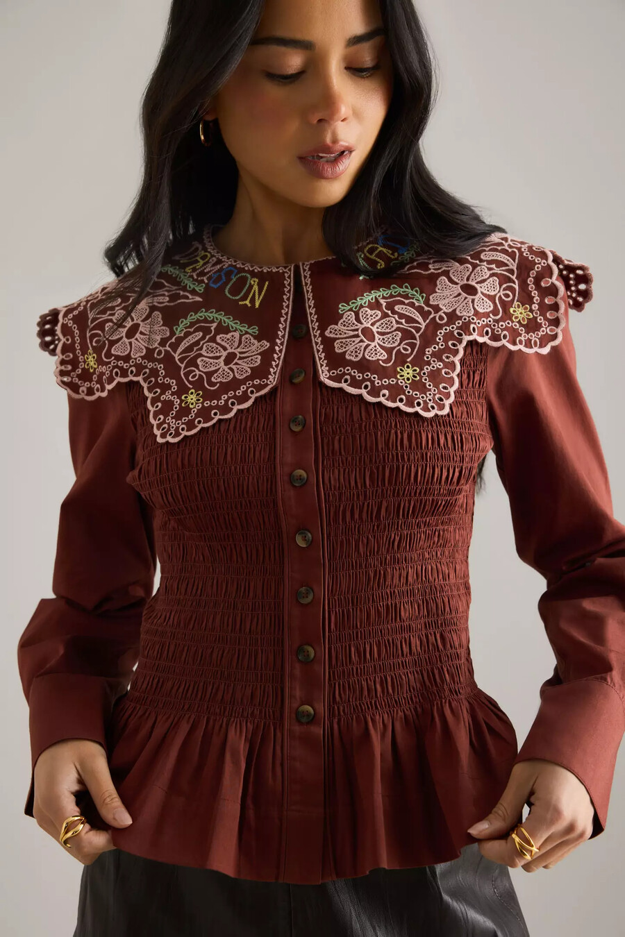 bluse mit damsonen- und krappfarnstickerei