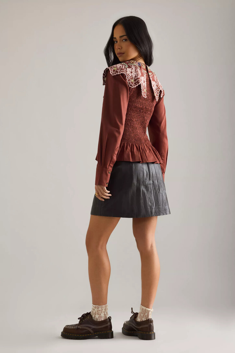 bluse mit damsonen- und krappfarnstickerei