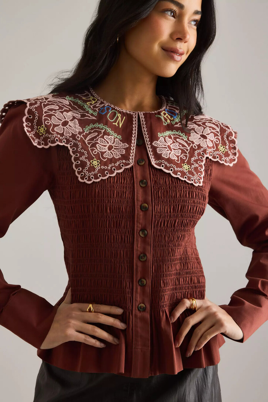 bluse mit damsonen- und krappfarnstickerei