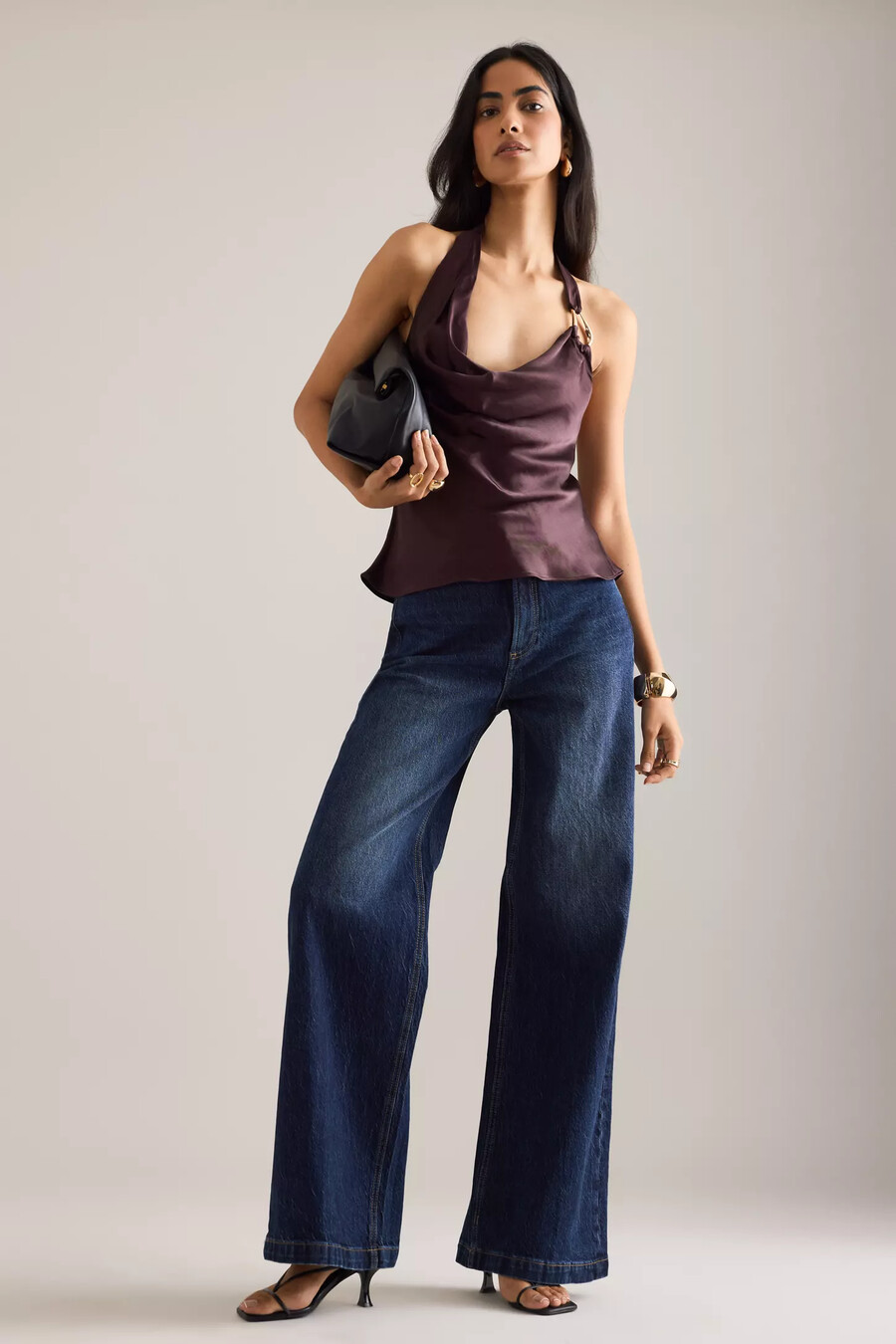 satin-haltertop mit hardware-details von anthropologie