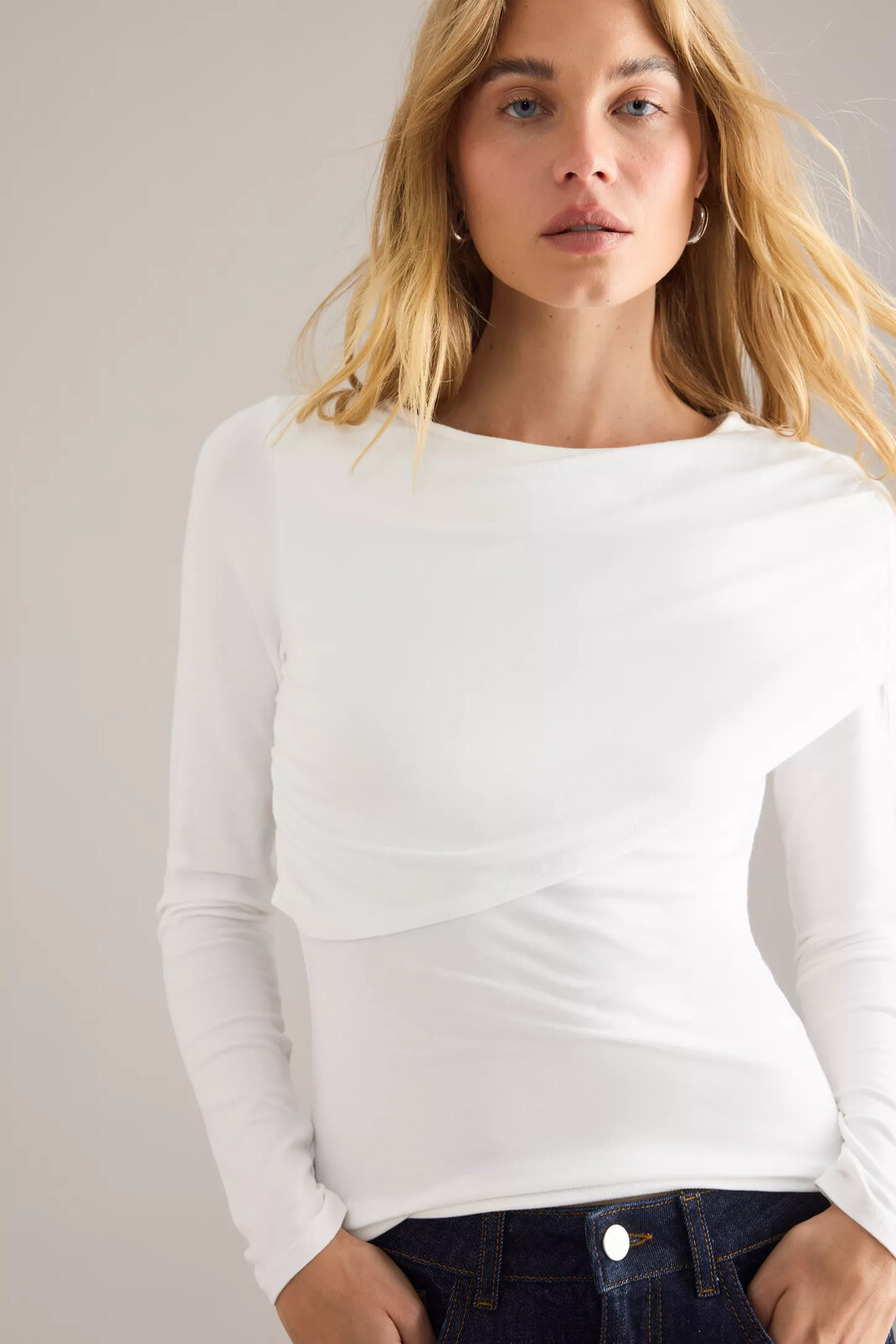 gerafftes schulterfreies top von anthropologie