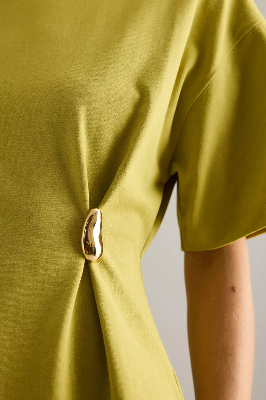 t-shirt mit tailliertem metalleinsatz von anthropologie