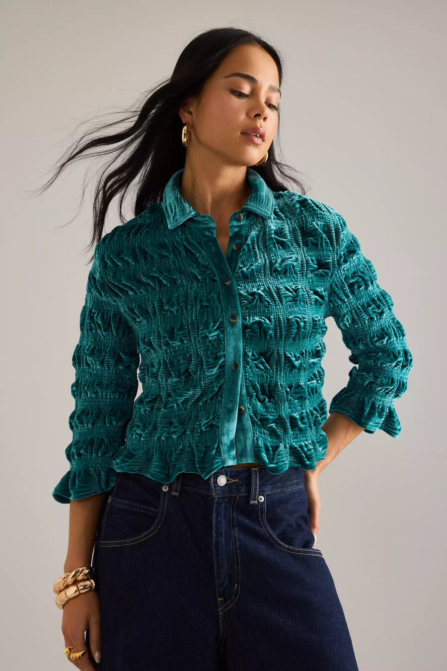 maeve samtbluse mit raffungen und knopfleiste