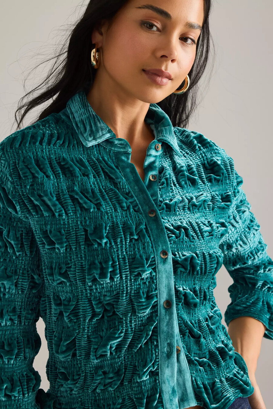 maeve samtbluse mit raffungen und knopfleiste