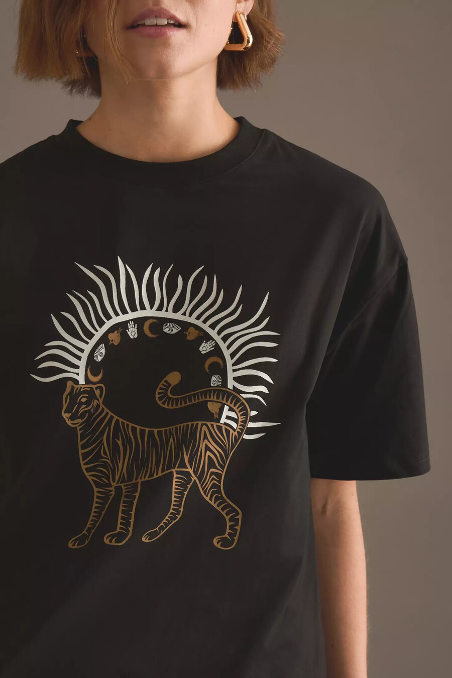 nie vollständig angezogenes tiger sun t-shirt