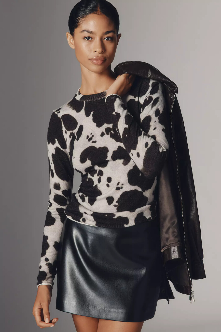 maeve pullover mit rundhalsausschnitt und kuhmuster