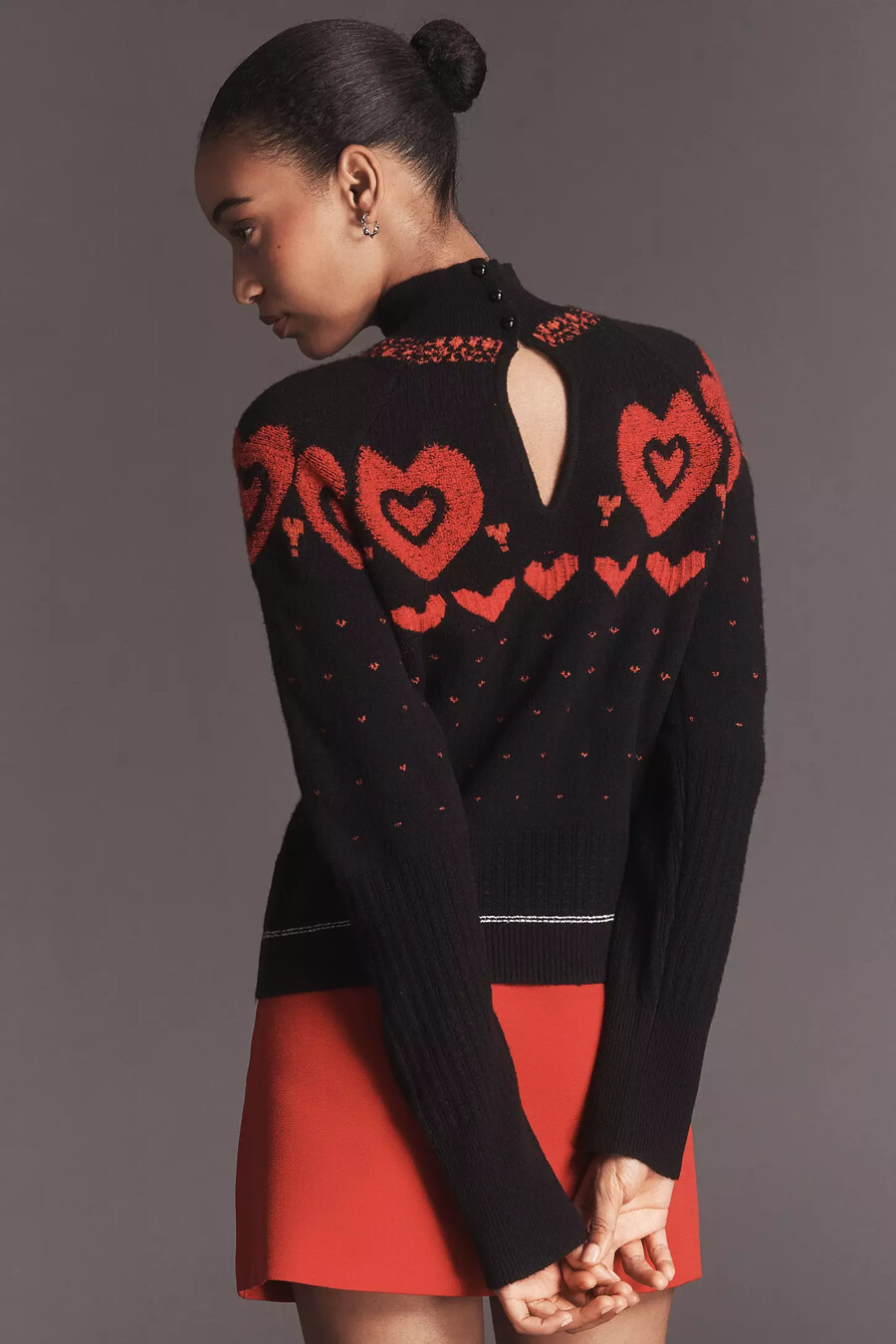 maeve pullover mit stehkragen und metallischem herzmotiv