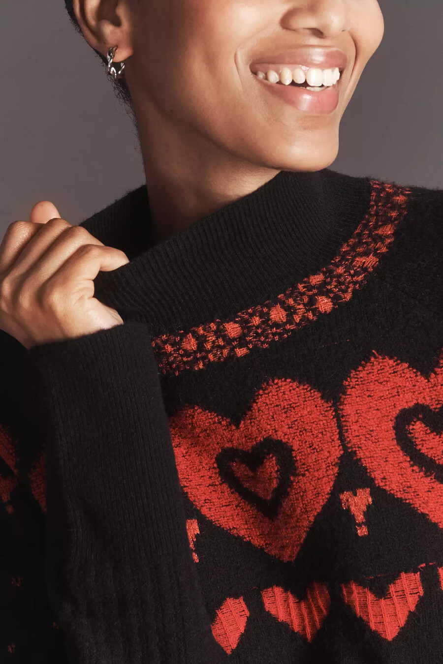 maeve pullover mit stehkragen und metallischem herzmotiv