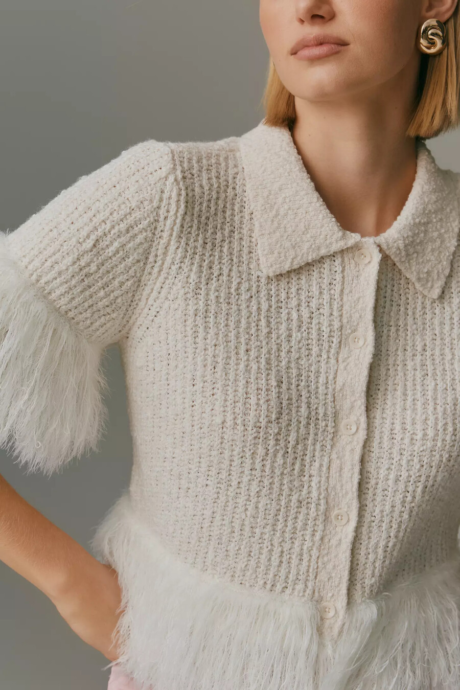 pilcro kurzarm-strickjacke mit kunstfedern