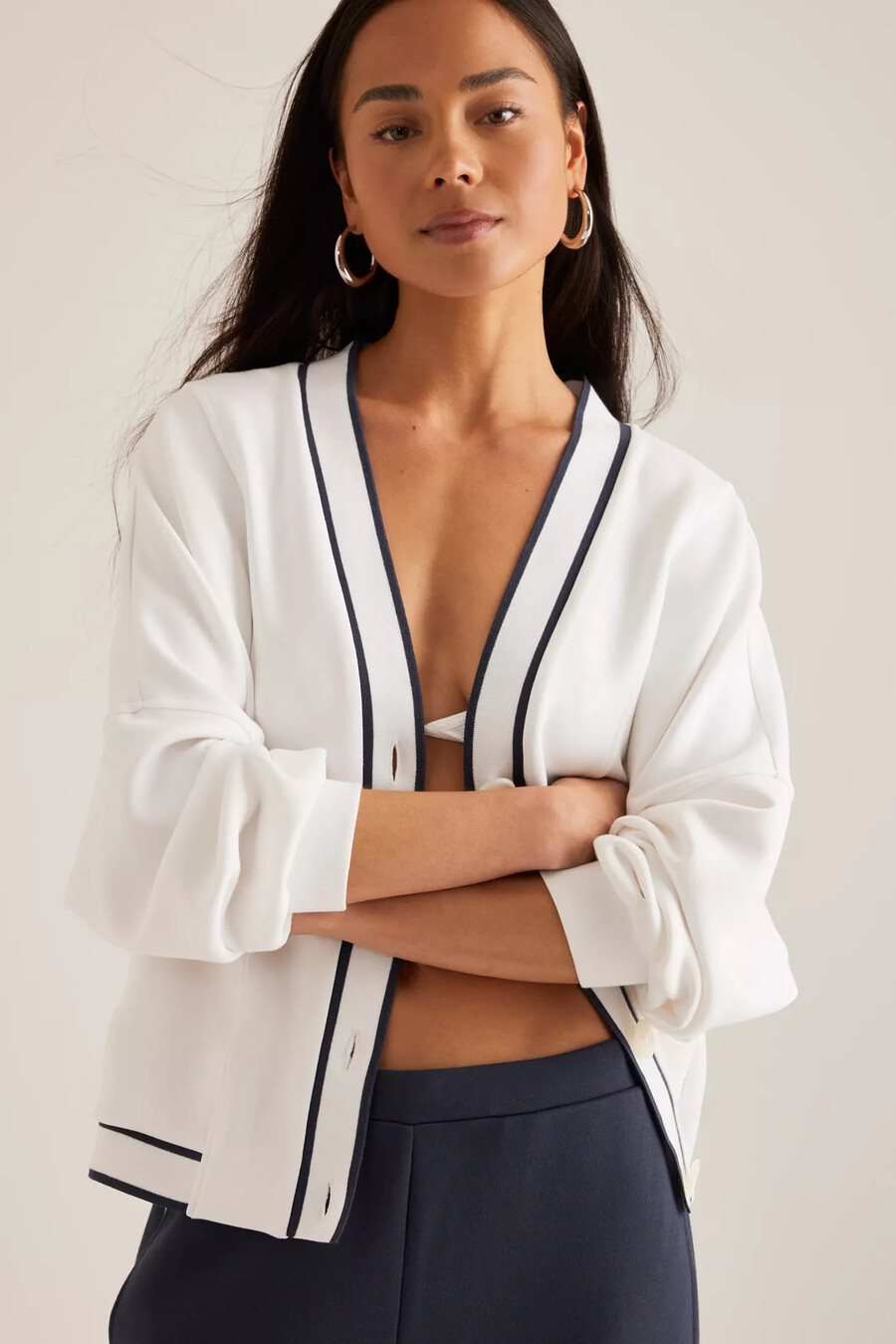 varley decker cardigan mit kontrastpaspelierung