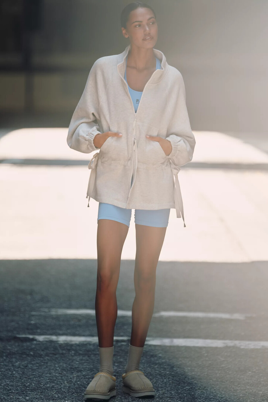 tägliche Übung strickjacke hochziehen