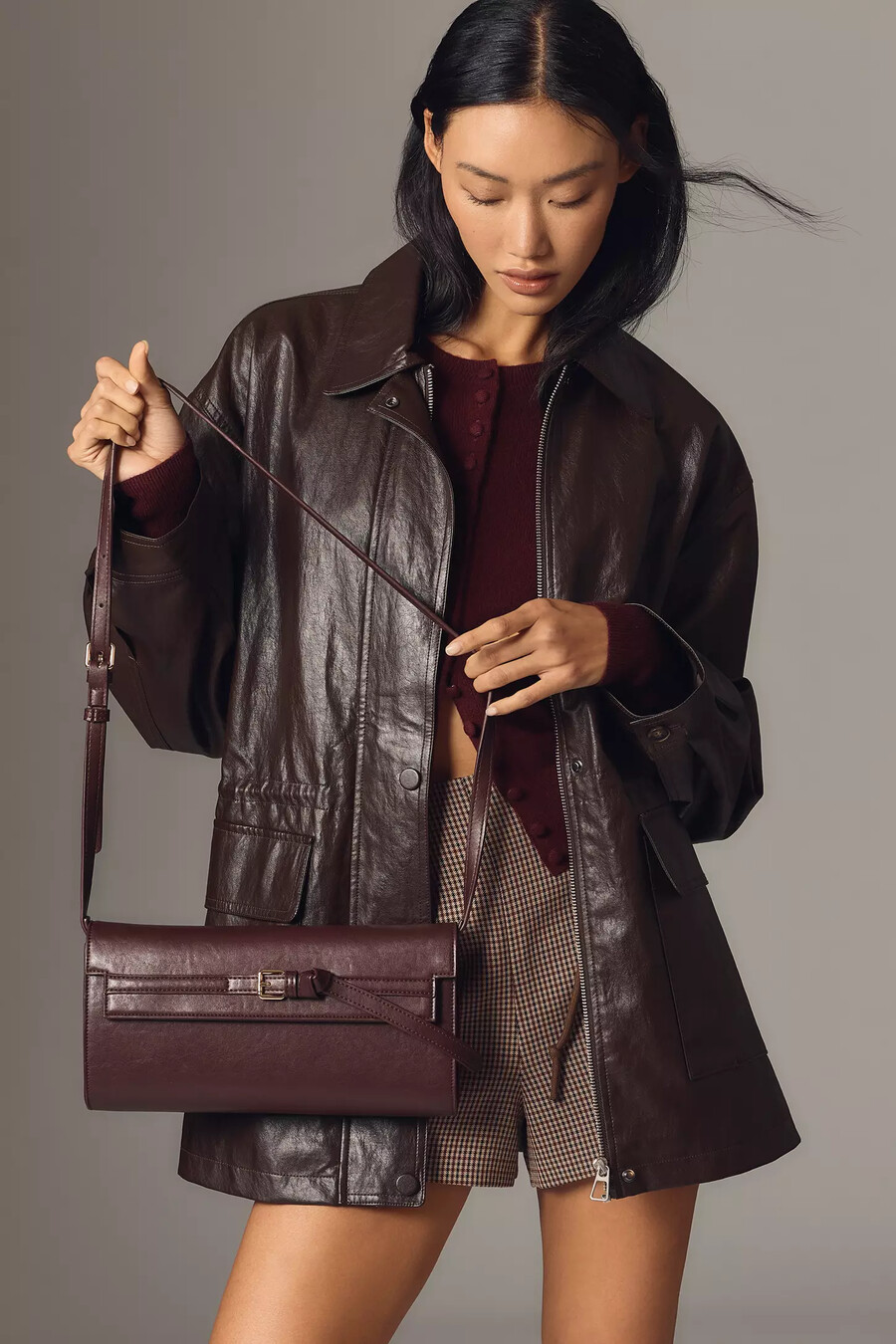 anthropologie-jacke aus kunstleder mit taillengürtel