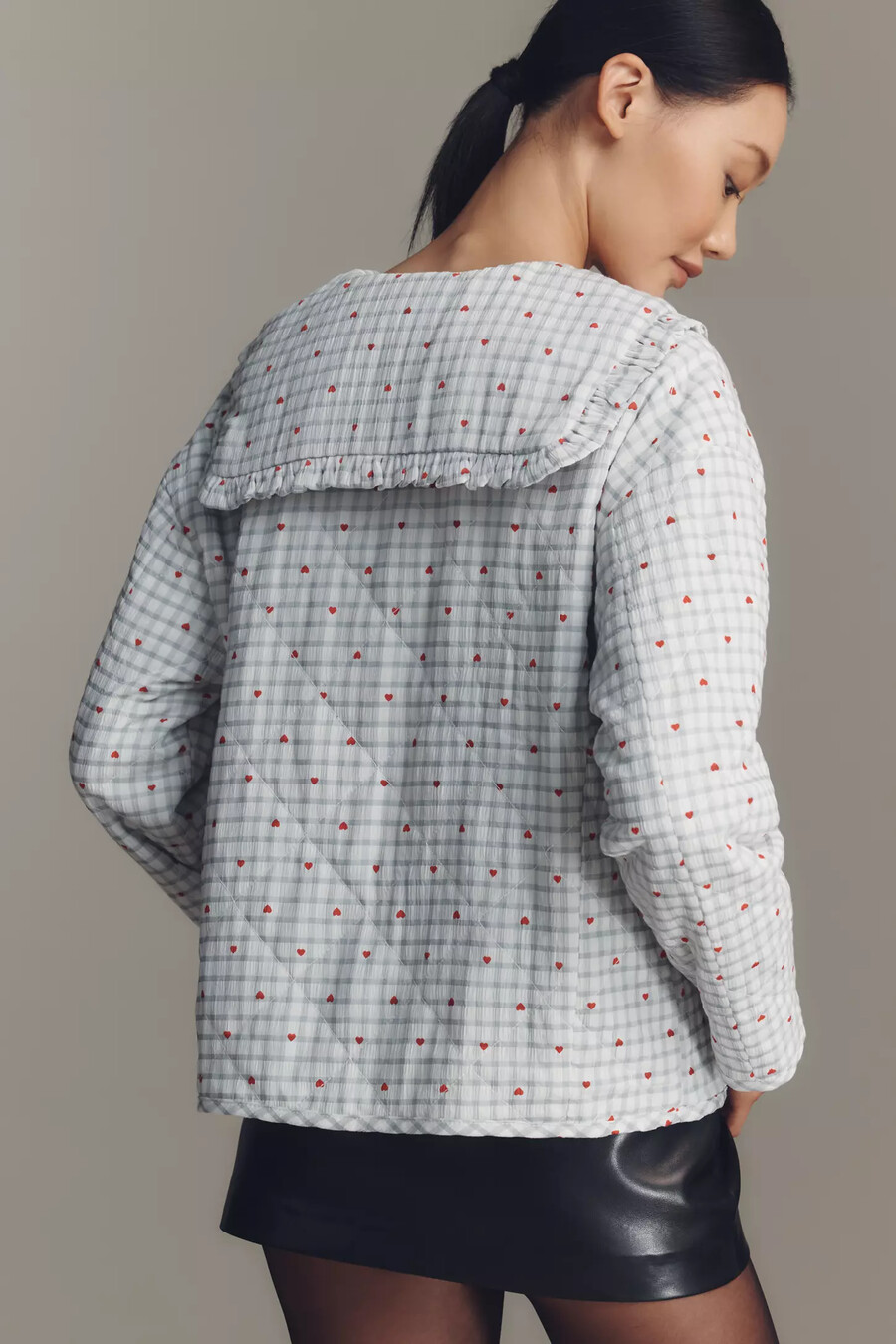 die gesteppte jacke mit haselnussherz-print von maeve