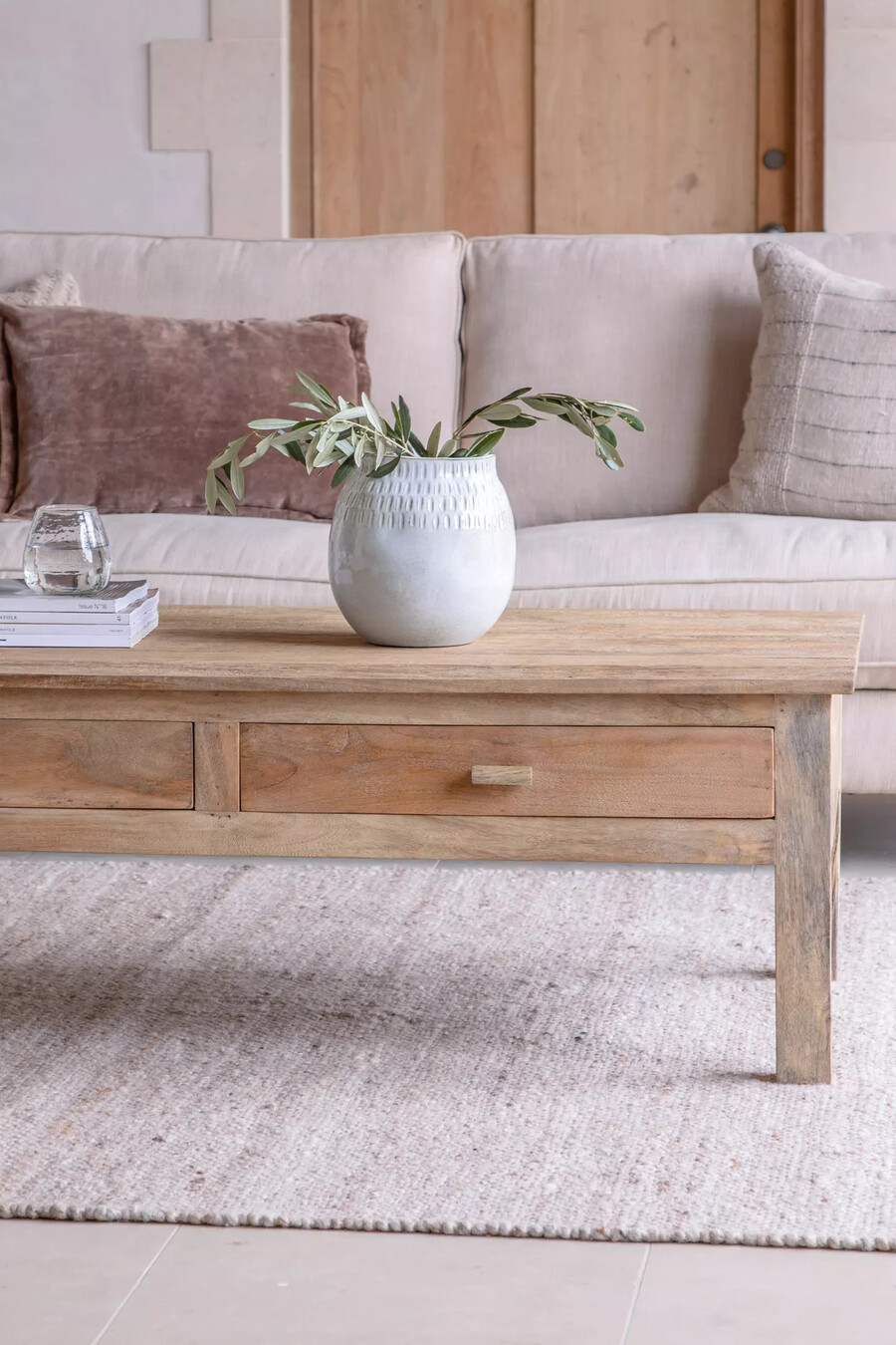 nkuku laali couchtisch aus gerilltem mangoholz
