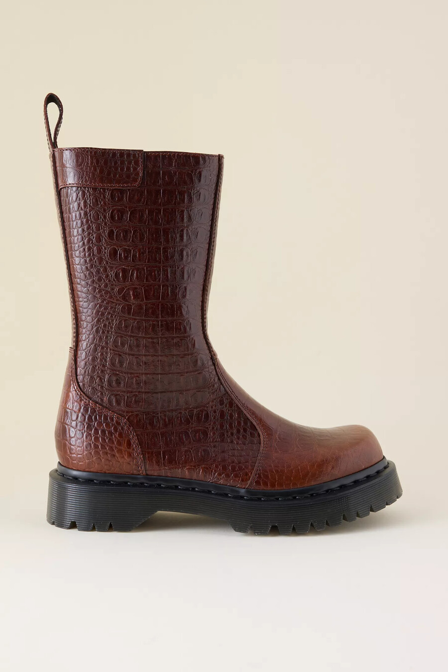 dr. martens rejena stiefel aus leder mit krokodilprägung