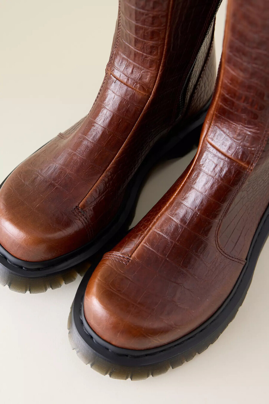 dr. martens rejena stiefel aus leder mit krokodilprägung