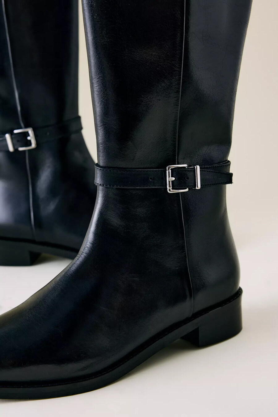 maeve reitstiefel mit schnallenriemen