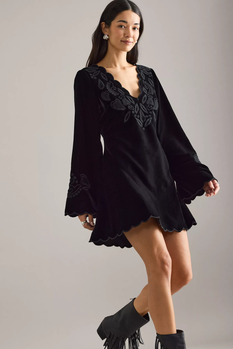 iris samt-minikleid mit glockenärmeln und muschelsaum von anthropologie