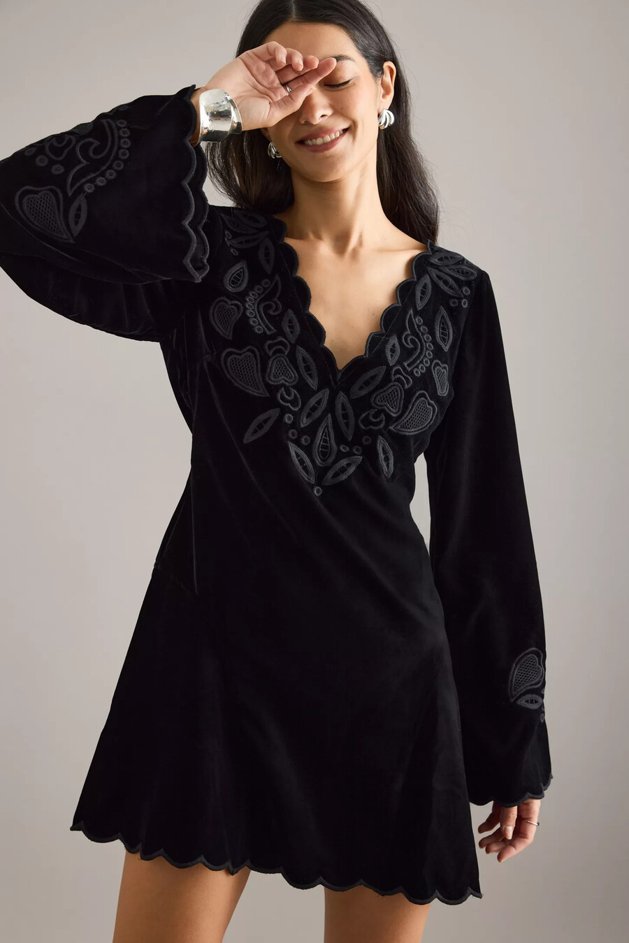 iris samt-minikleid mit glockenärmeln und muschelsaum von anthropologie