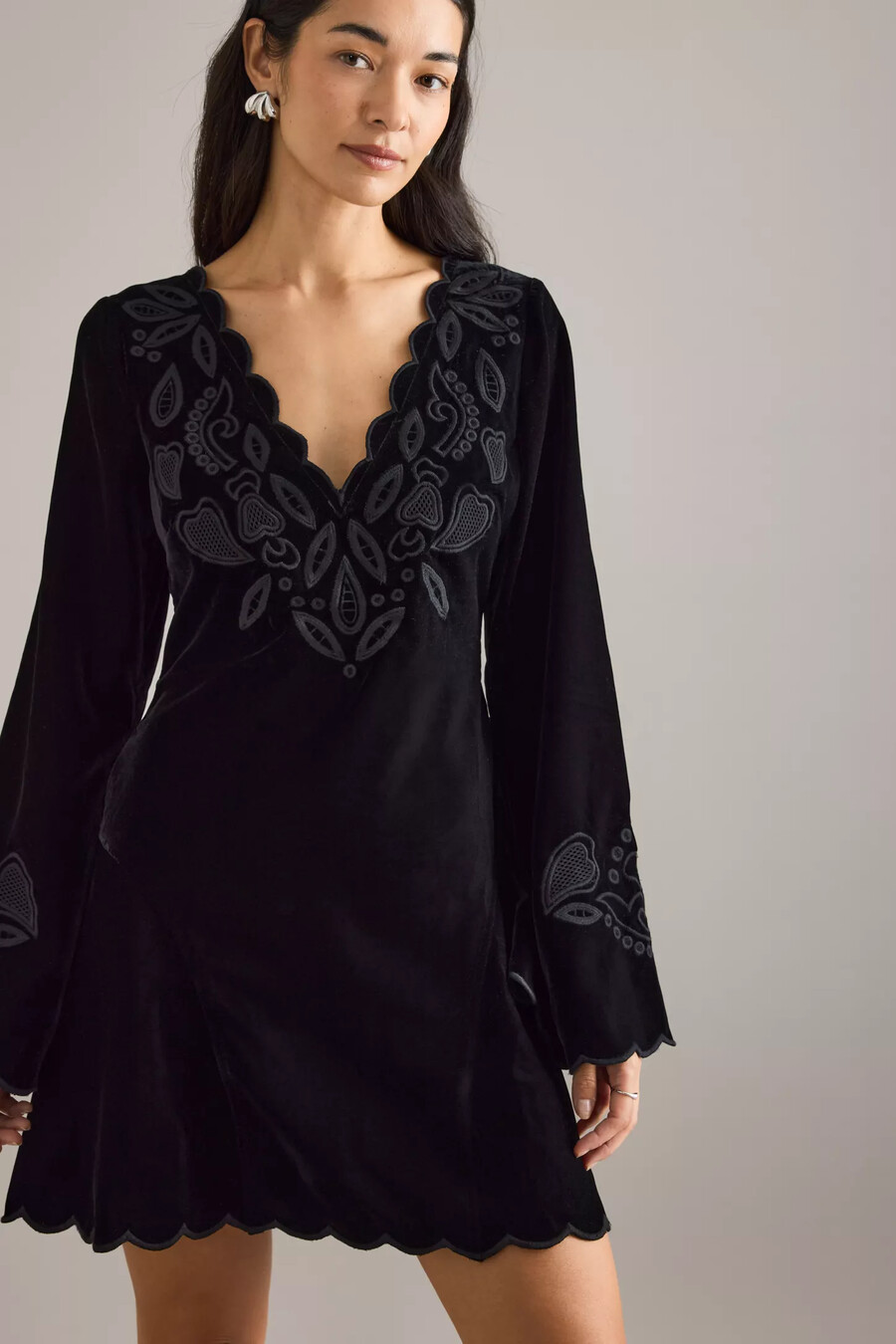 iris samt-minikleid mit glockenärmeln und muschelsaum von anthropologie