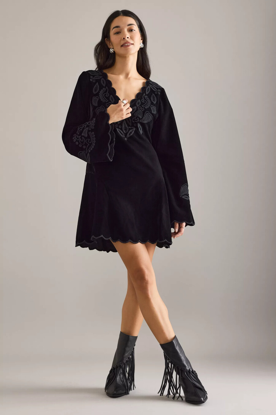 iris samt-minikleid mit glockenärmeln und muschelsaum von anthropologie