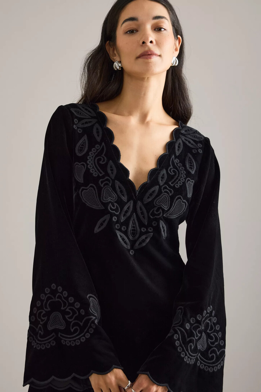 iris samt-minikleid mit glockenärmeln und muschelsaum von anthropologie