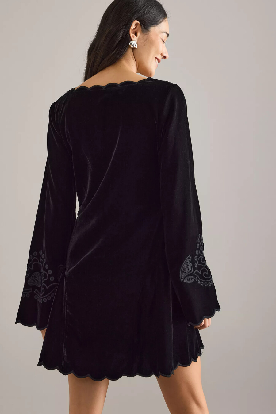 iris samt-minikleid mit glockenärmeln und muschelsaum von anthropologie