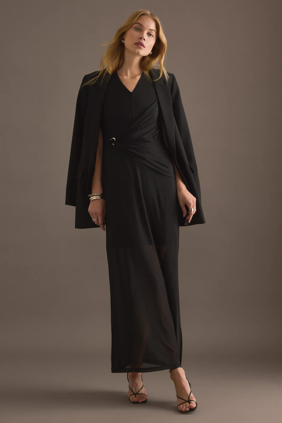 ausgewähltes ärmelloses maxikleid von folga mit v-ausschnitt