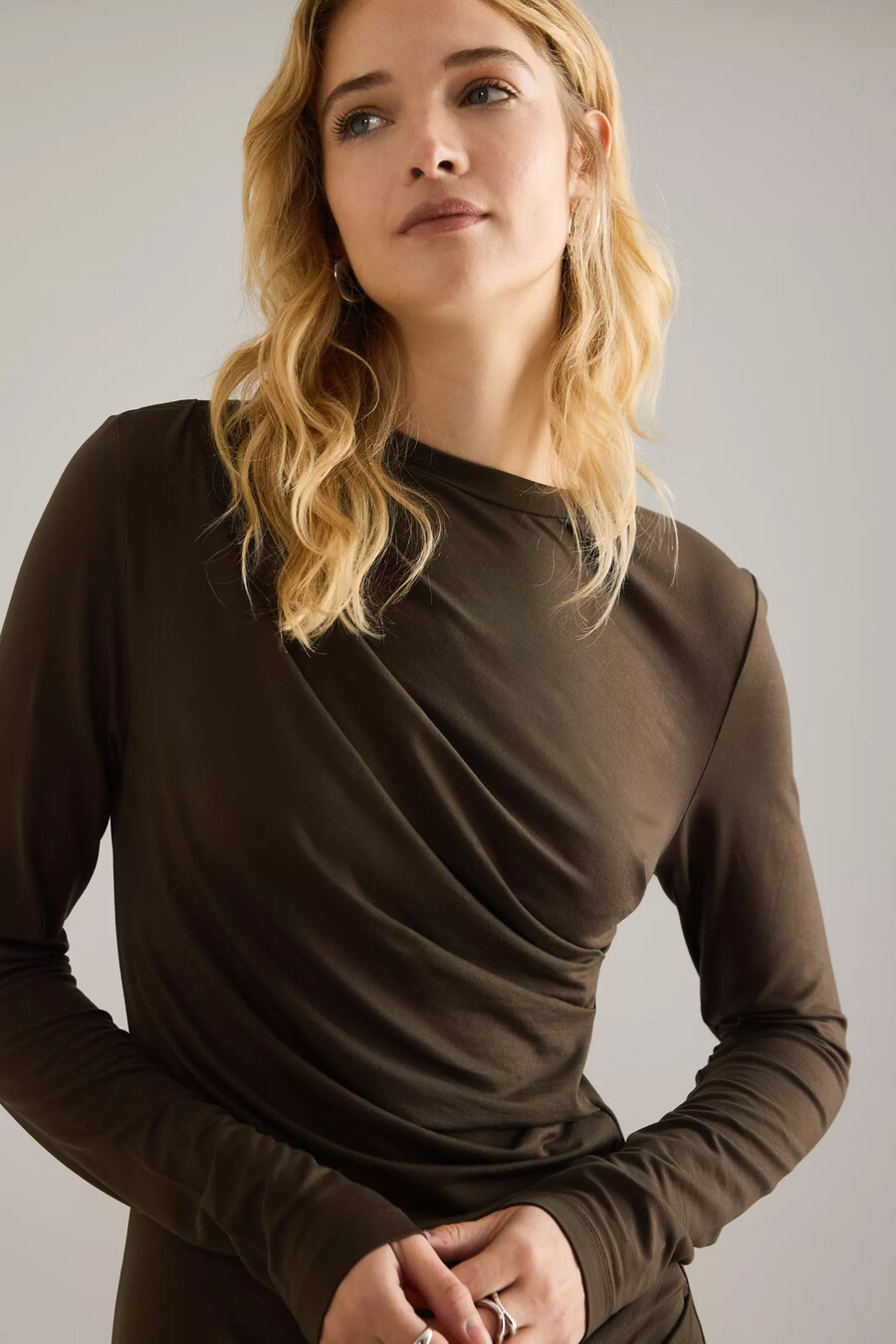 ausgewähltes ilina drapiertes asymmetrisches maxikleid