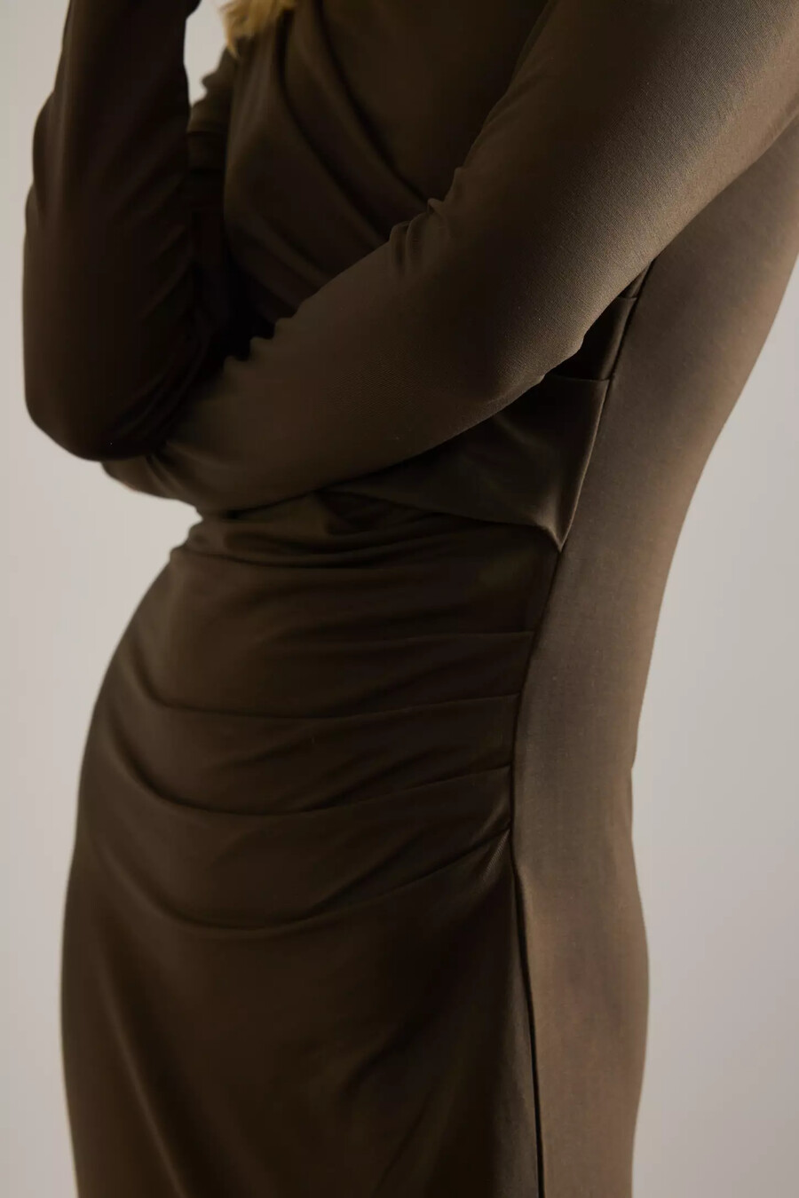 ausgewähltes ilina drapiertes asymmetrisches maxikleid