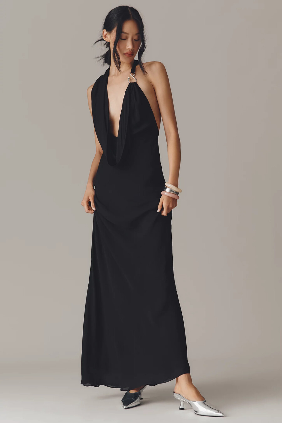 misha cascada neckholder-maxikleid mit drapierung und metallapplikationen