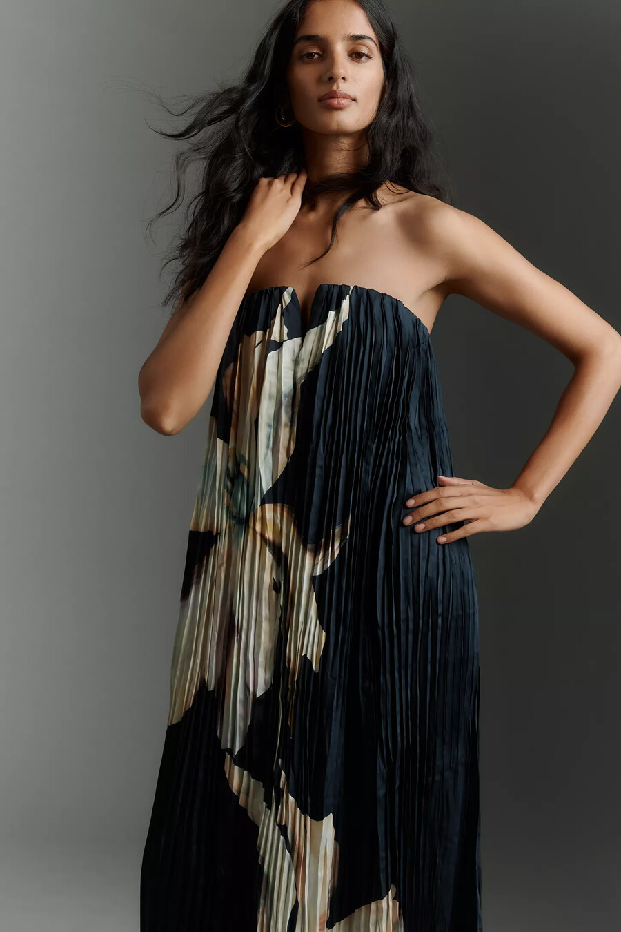 lilian trägerloses plissiertes satin-maxikleid von significant other
