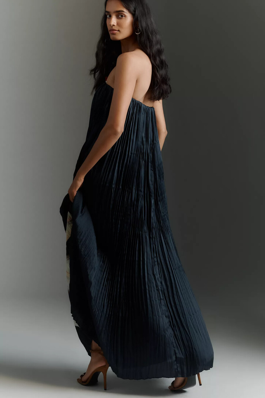 lilian trägerloses plissiertes satin-maxikleid von significant other
