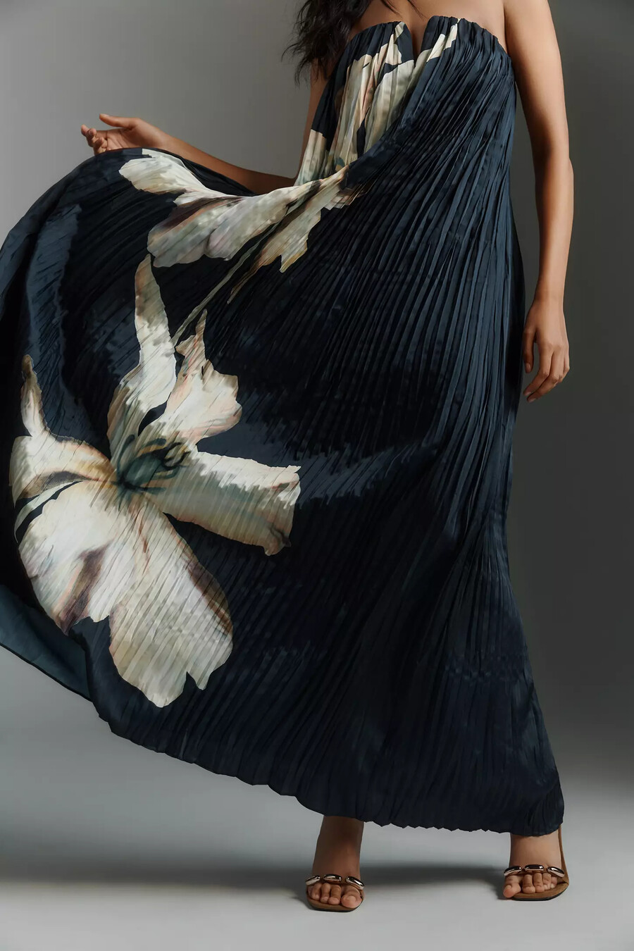 lilian trägerloses plissiertes satin-maxikleid von significant other