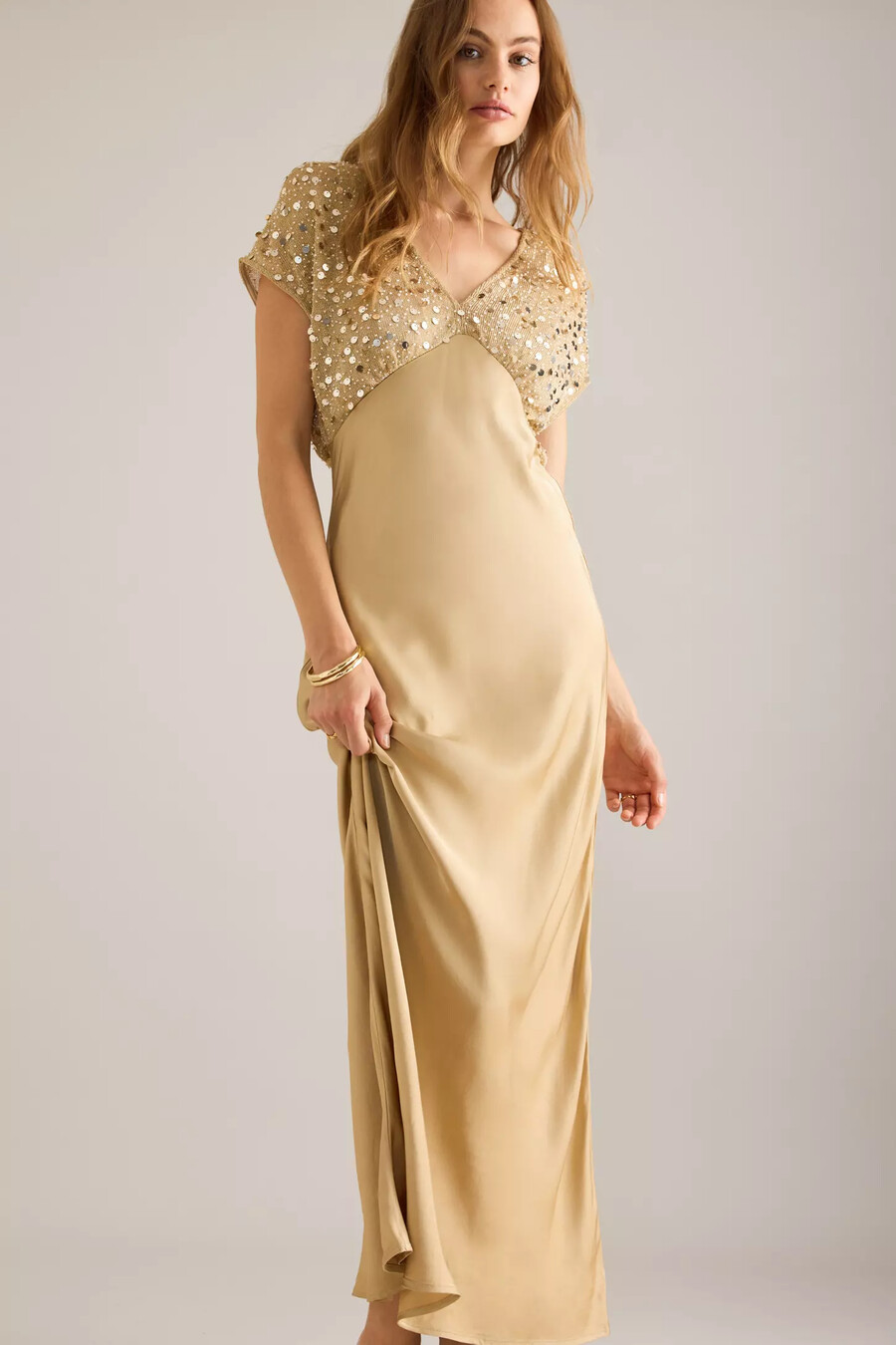 nie vollständig angezogenes pailletten-maxikleid elodie