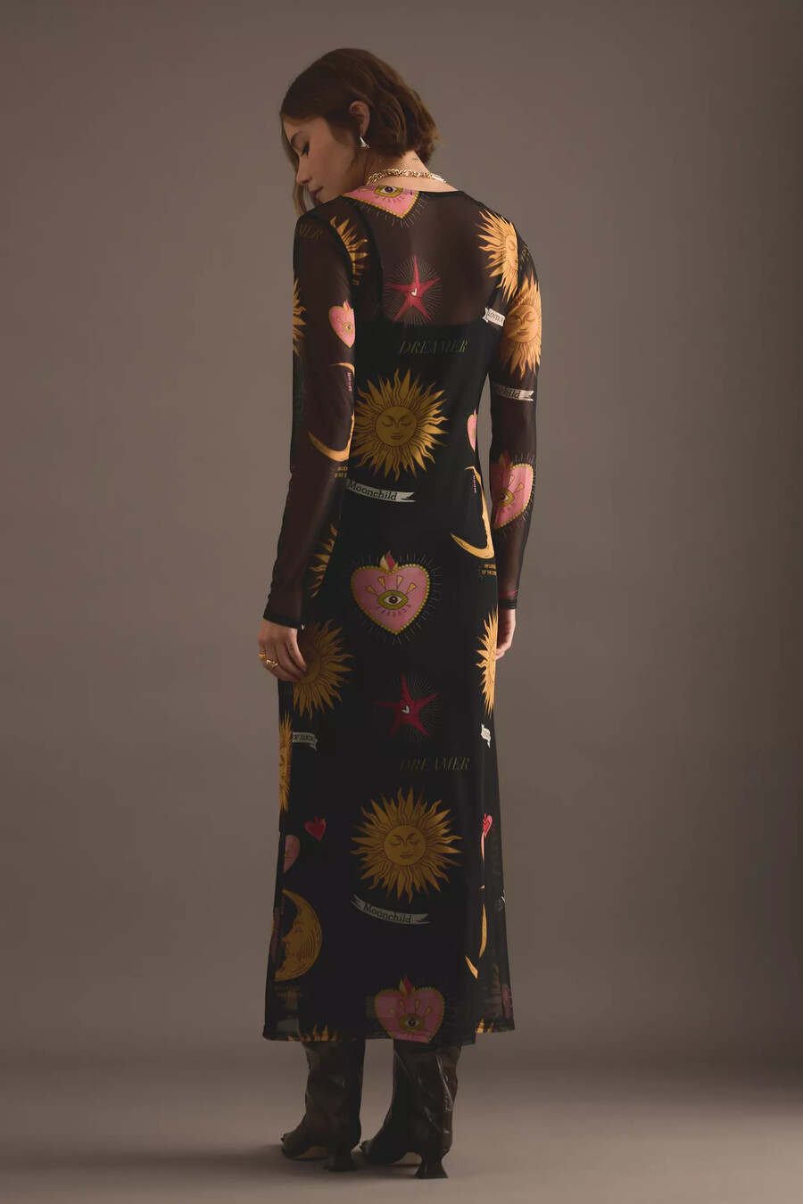 nie vollständig angezogenes mystisches netz-maxikleid