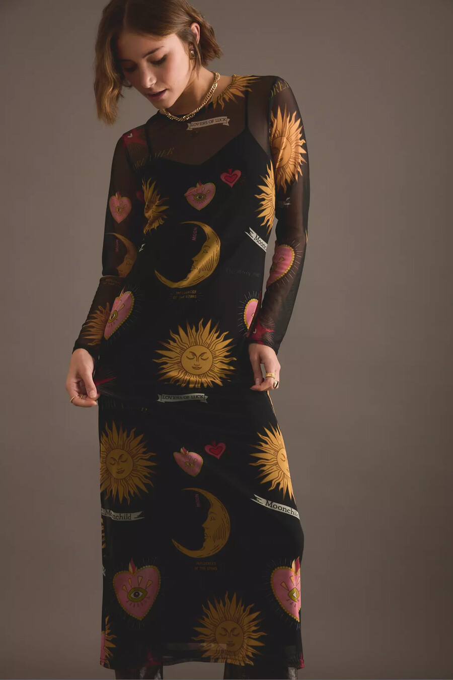 nie vollständig angezogenes mystisches netz-maxikleid