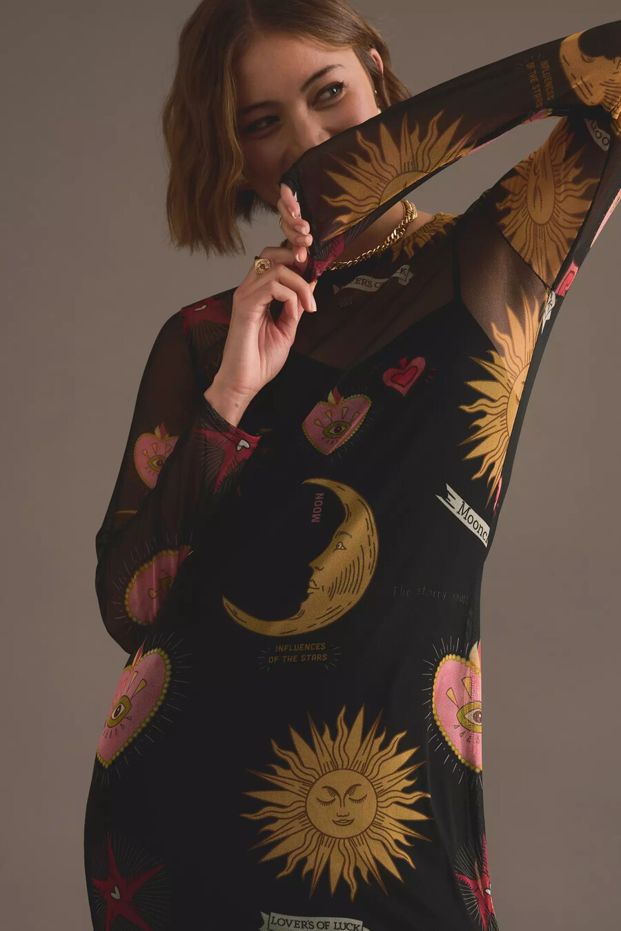 nie vollständig angezogenes mystisches netz-maxikleid