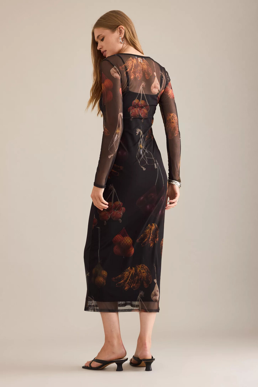 nie vollständig angezogenes midikleid aus fruchtnetz