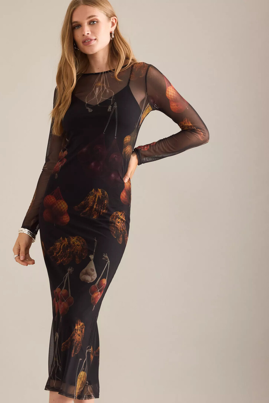 nie vollständig angezogenes midikleid aus fruchtnetz