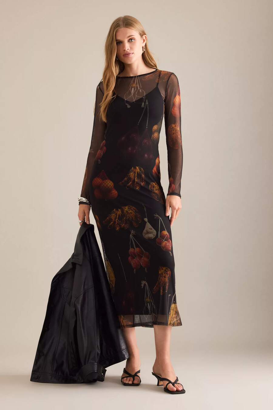 nie vollständig angezogenes midikleid aus fruchtnetz