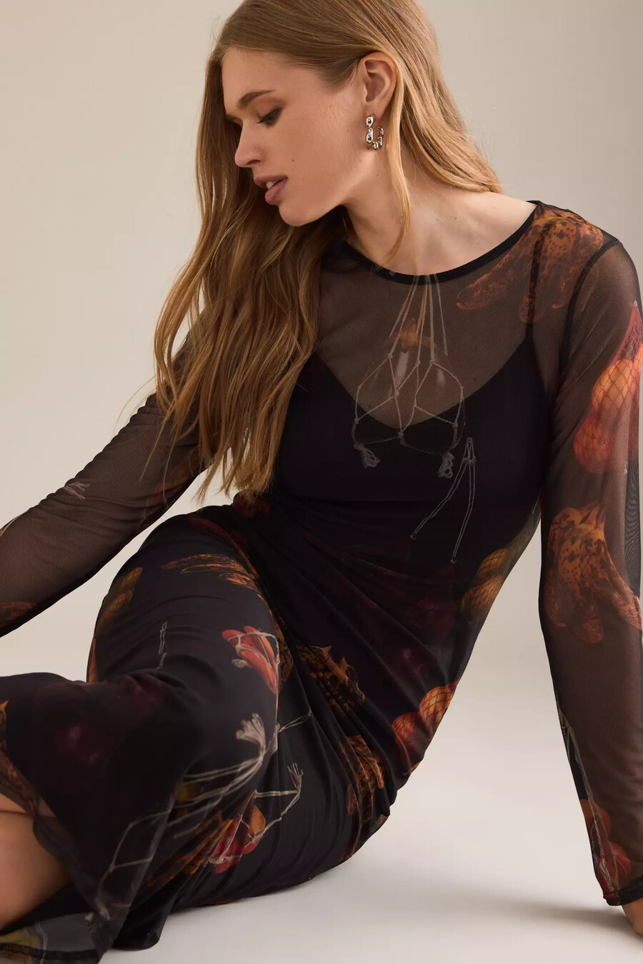 nie vollständig angezogenes midikleid aus fruchtnetz