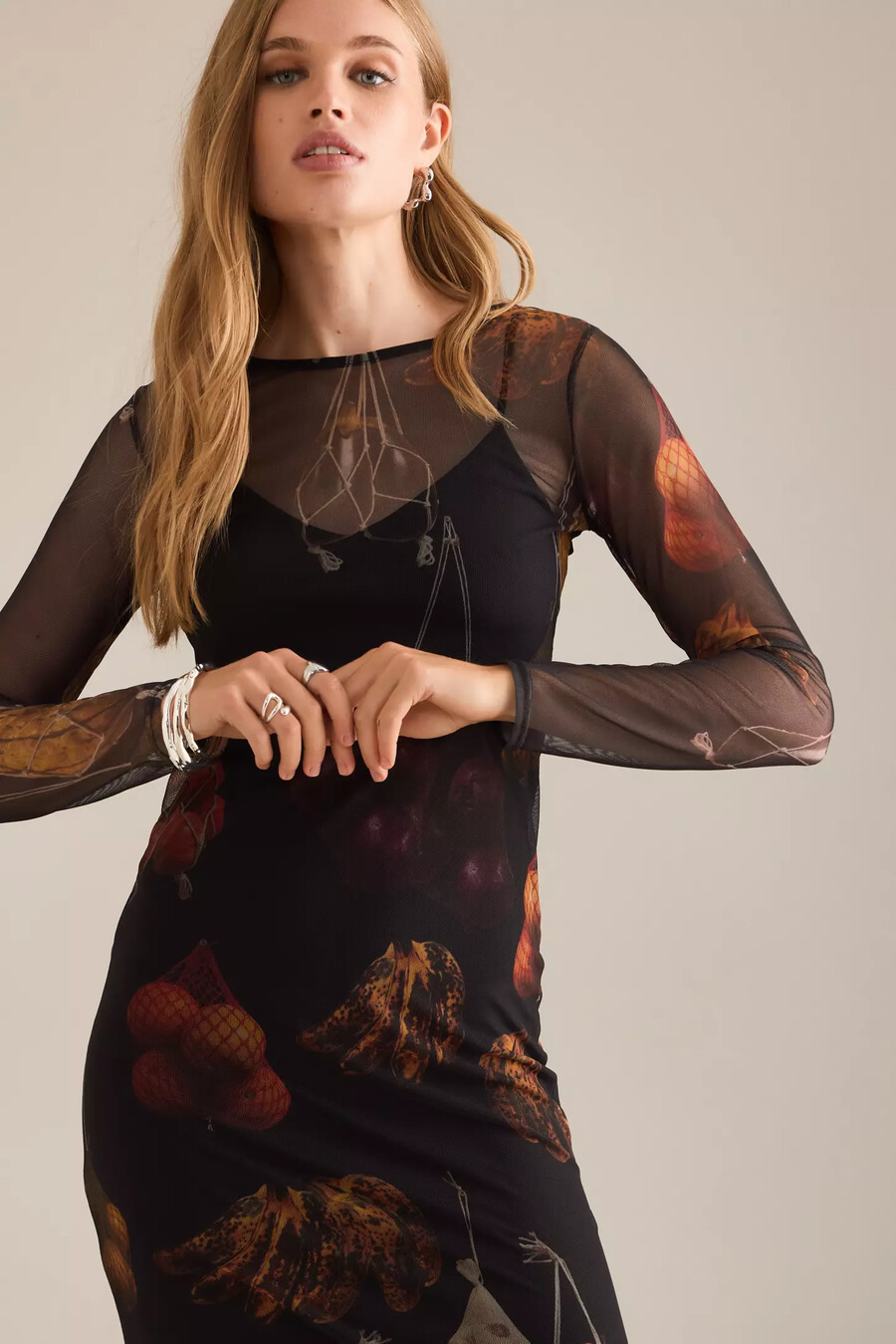 nie vollständig angezogenes midikleid aus fruchtnetz